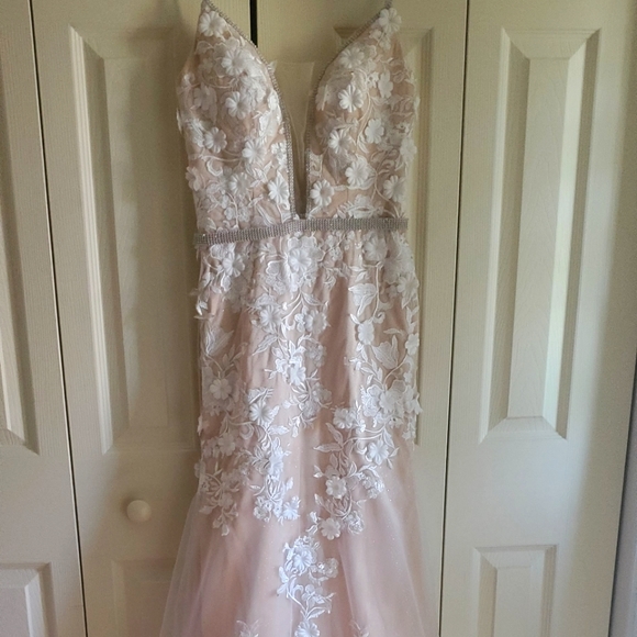 Stunning custom champagne & ivory gown with lace - Picture 16 of 16